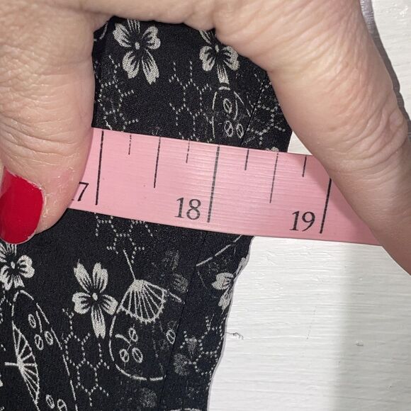 Maggy London Black Silk Sheer Floral Blouse Size 14 Empire Waist Cropped V-Neck - Picture 10 of 11